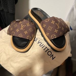 pool pillow comfort mule